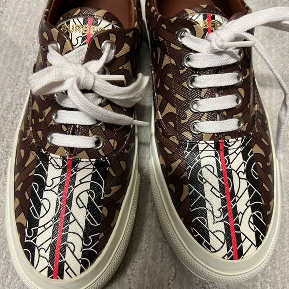 Women’s size 6 Burberry Shoes. Worn once. No damages or scratches. - Picture 3 of 15